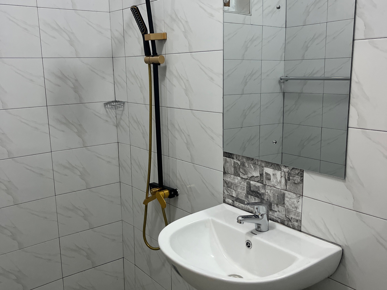 The en-suite shower with a rainfall head and a mirror over the sink